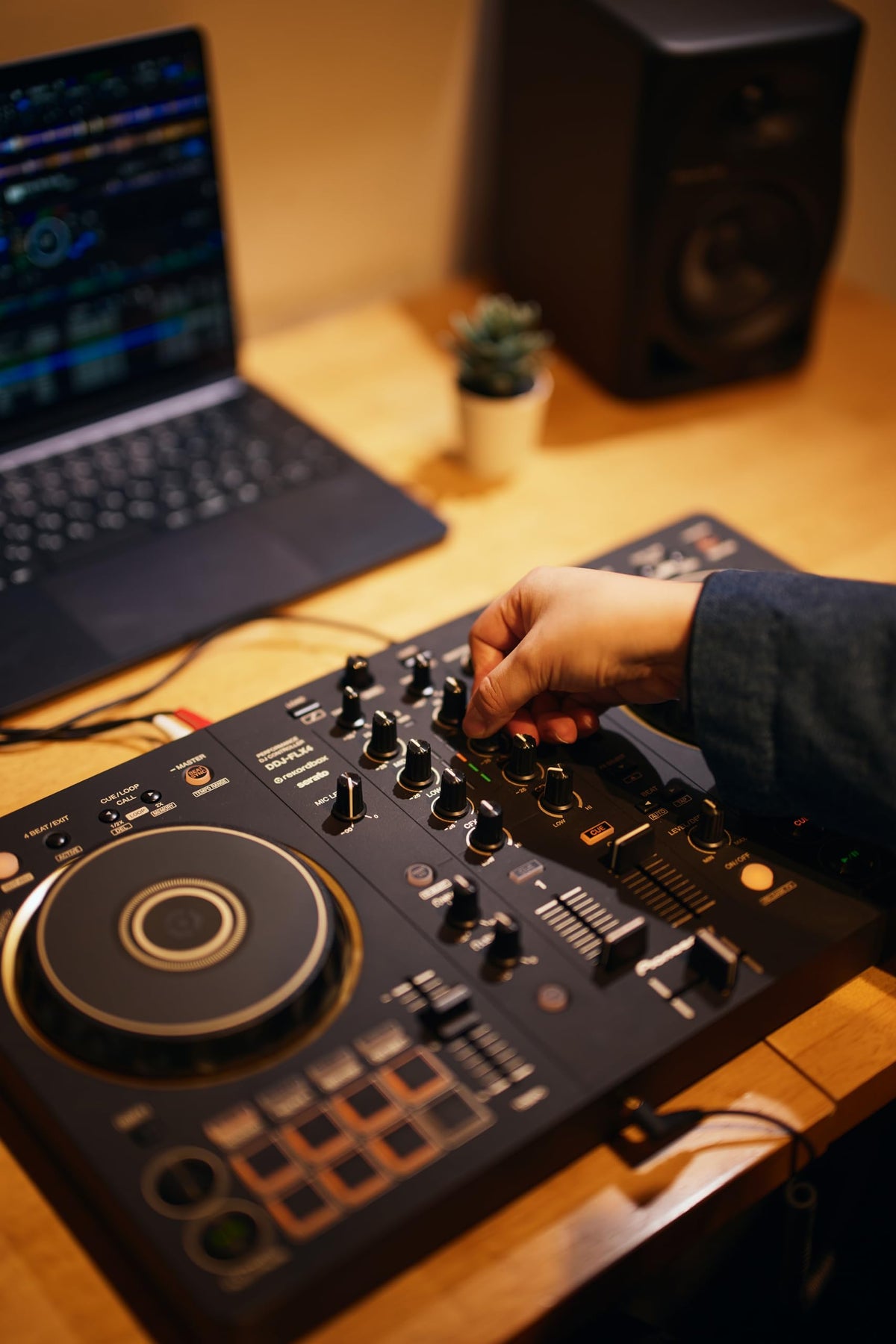 Pioneer DJ DDJ-FLX4-N DJ Controller (Gold Edition)